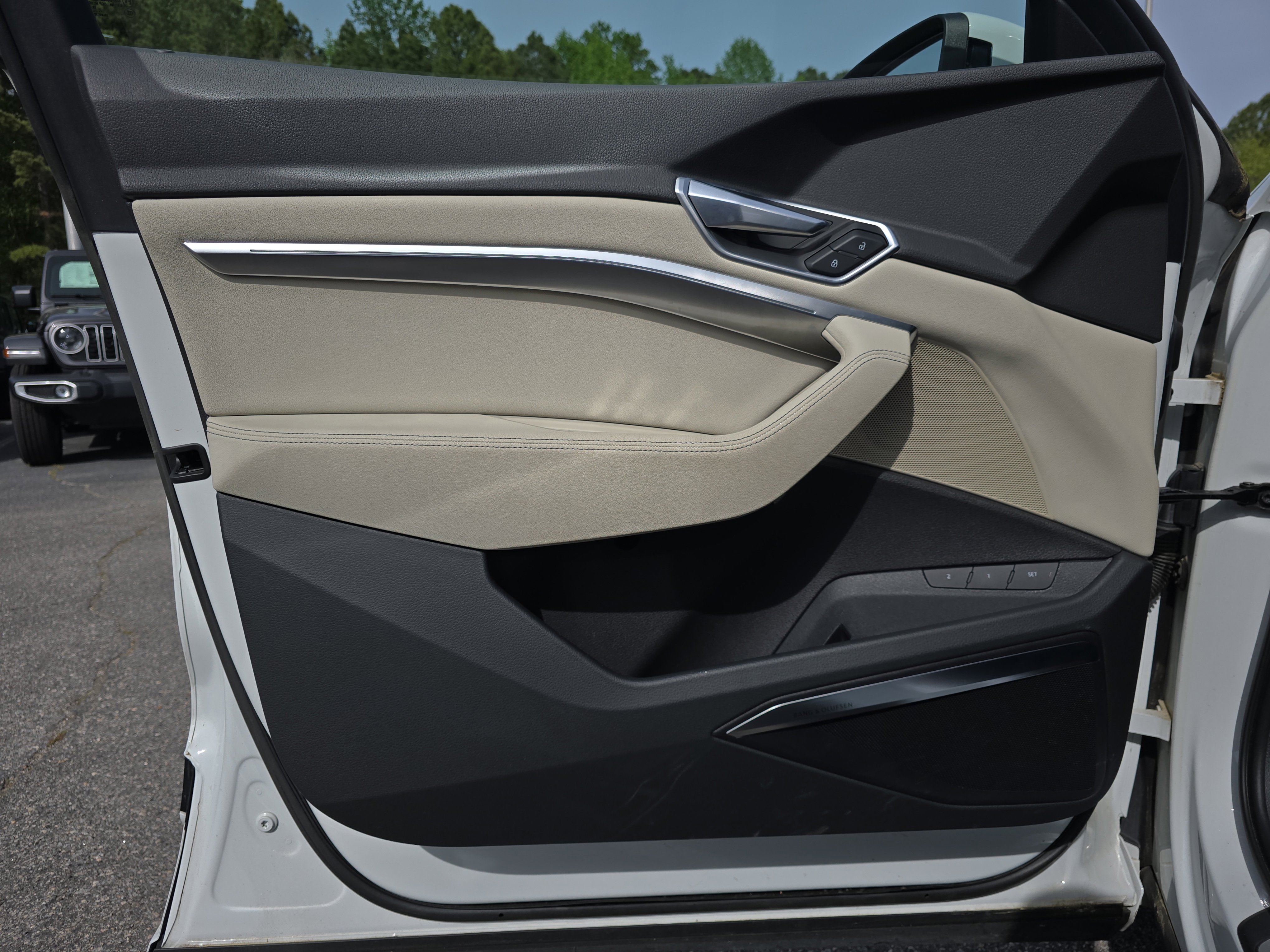 Used 2019 Audi e-tron Premium Plus AWD/4WD image 27