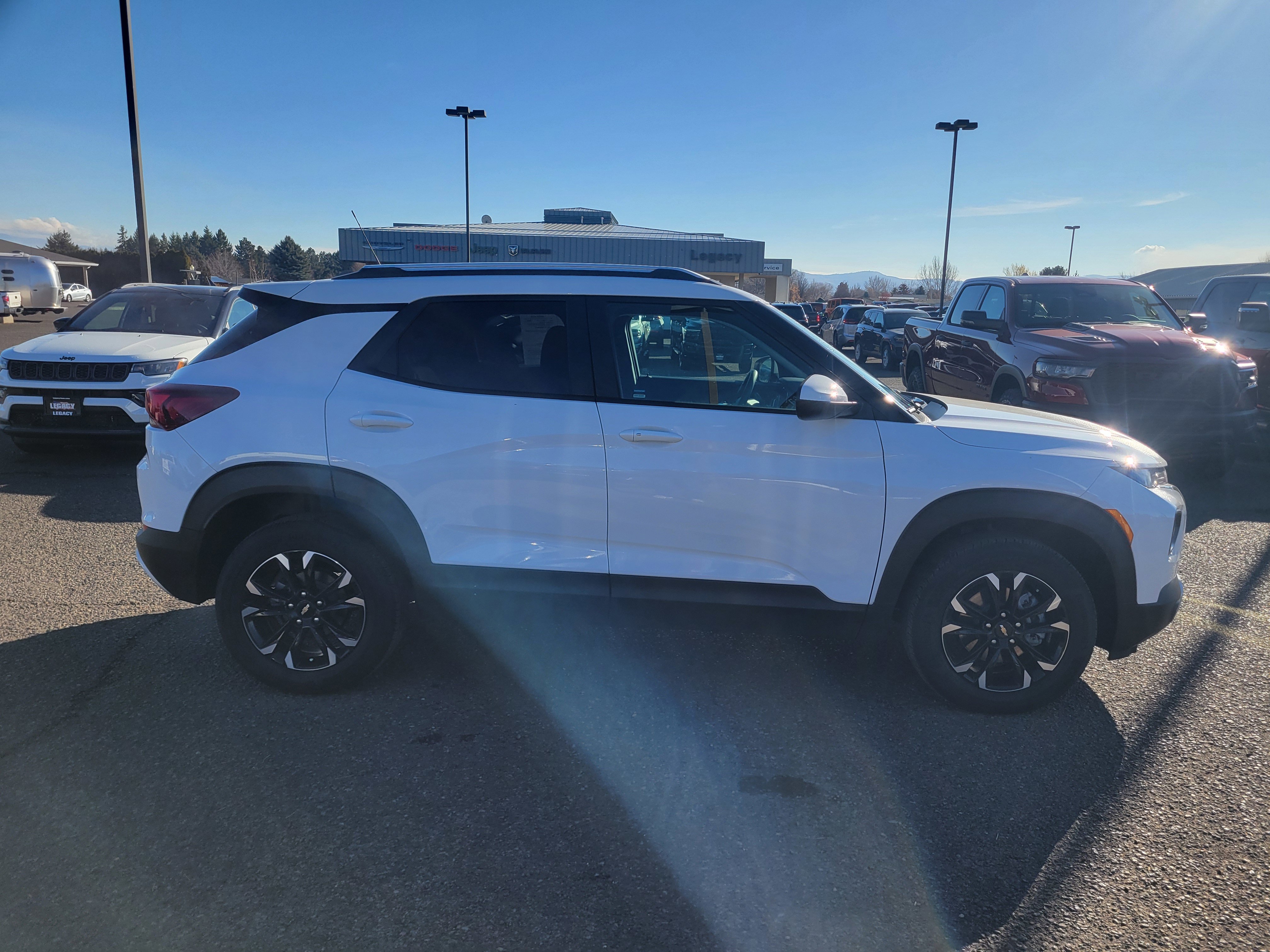 Used 2023 Chevrolet TrailBlazer LT image 2