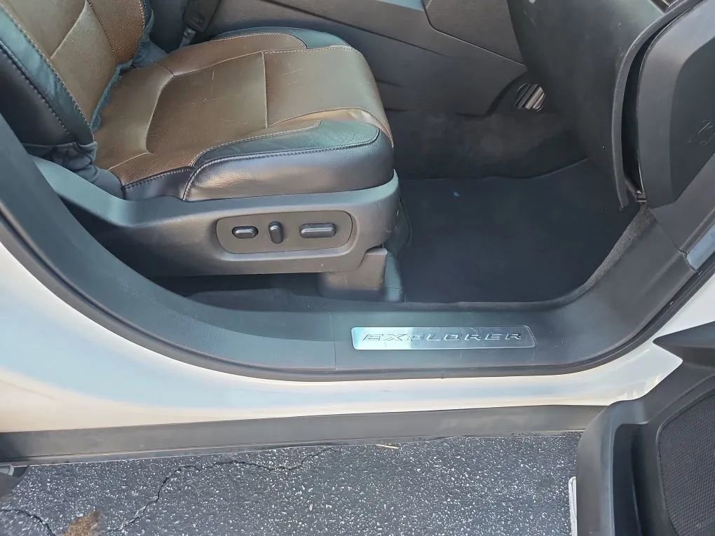 Used 2013 Ford Explorer Limited image 18