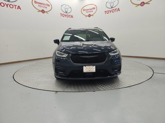 Used 2022 Chrysler Pacifica Limited w/ Uconnect Theater Family Group FWD image 4