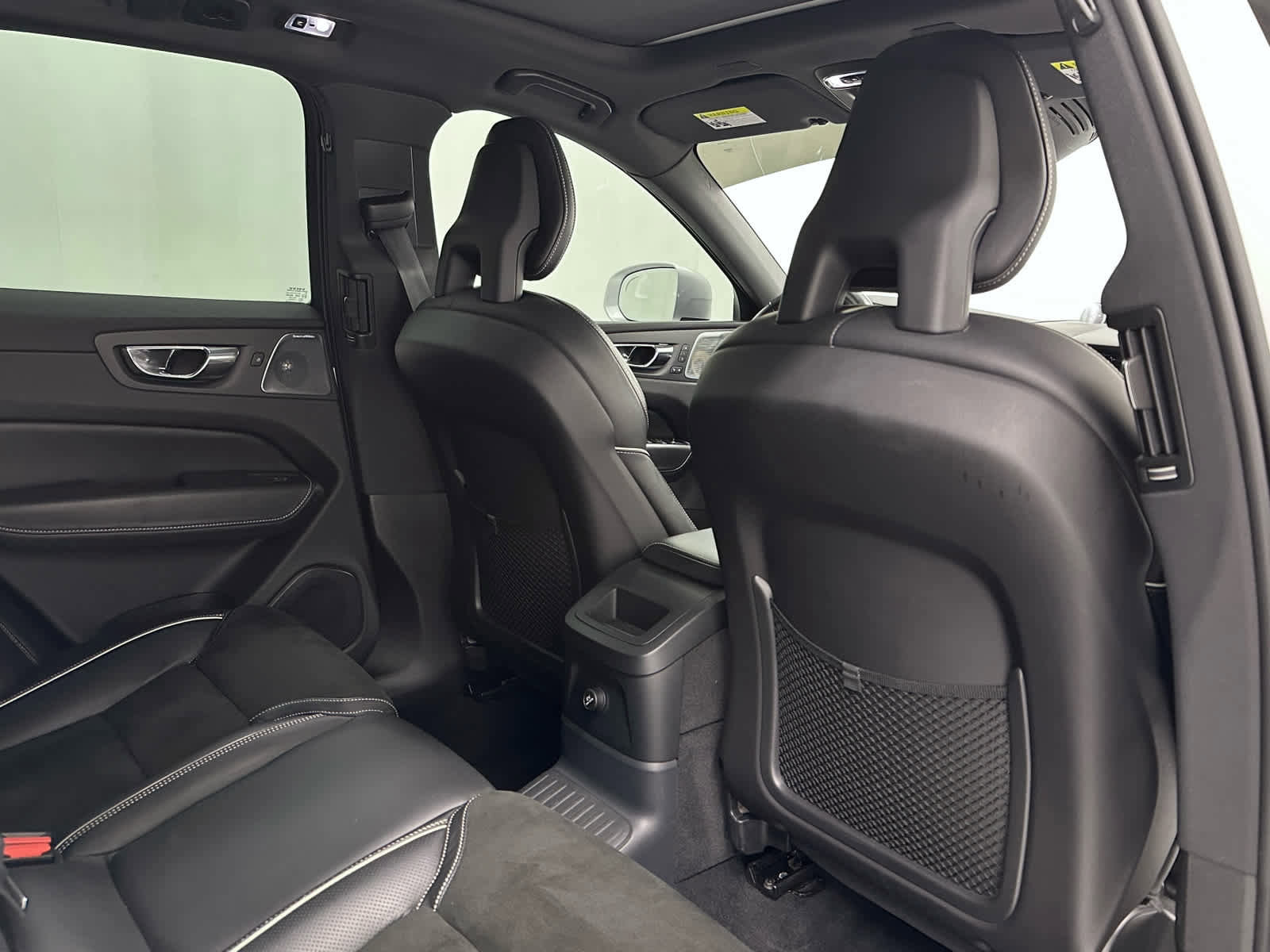 Used 2018 Volvo XC60 T8 R-Design w/ Convenience Package image 20