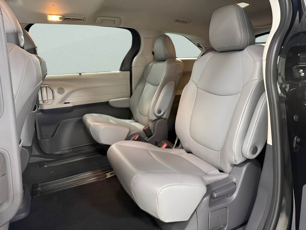Used 2021 Toyota Sienna XLE image 18
