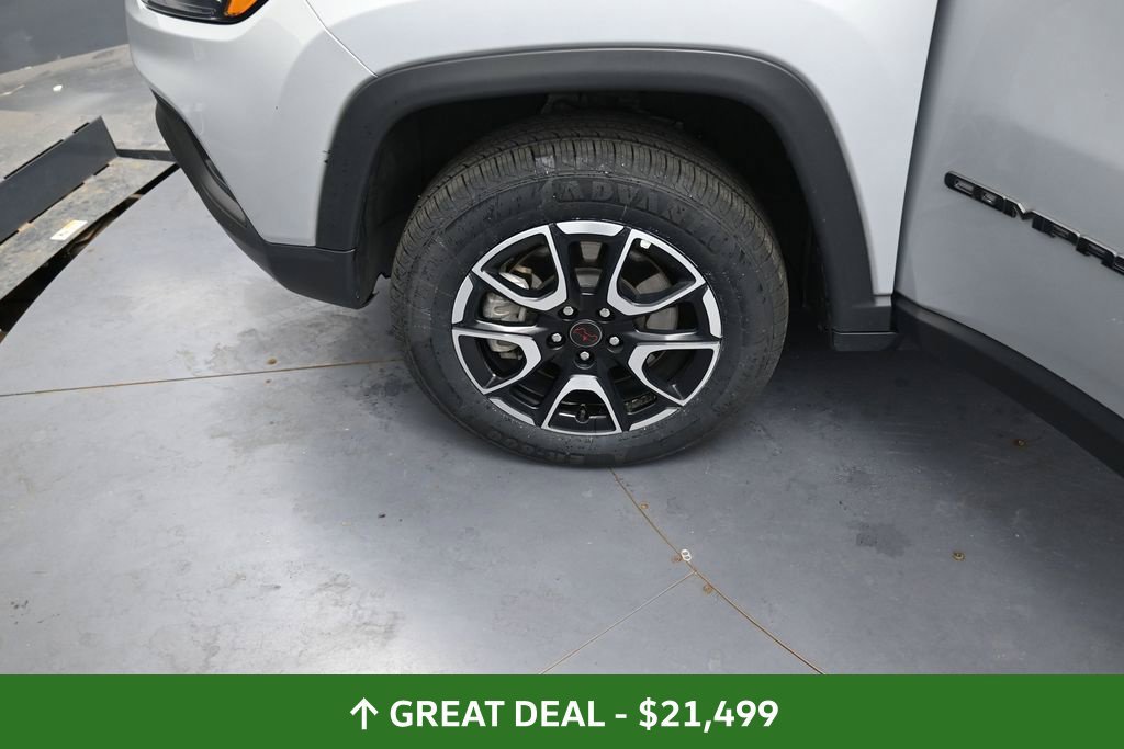 Used 2025 Jeep Compass Trailhawk AWD/4WD image 15