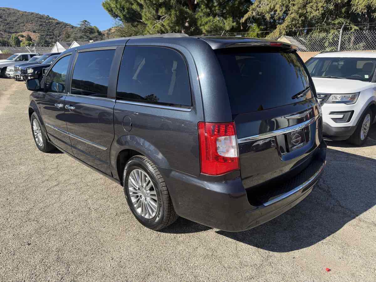 Used 2013 Chrysler Town & Country Touring-L w/ Driver Convenience Group FWD image 7