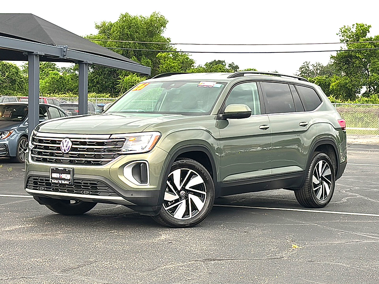 Used 2026 Volkswagen Atlas SE AWD/4WD image 2