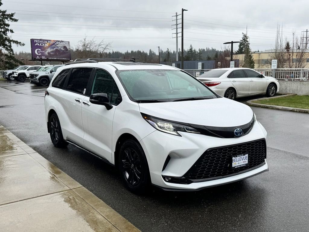 Used 2025 Toyota Sienna XSE w/ XSE Premium Package image 39