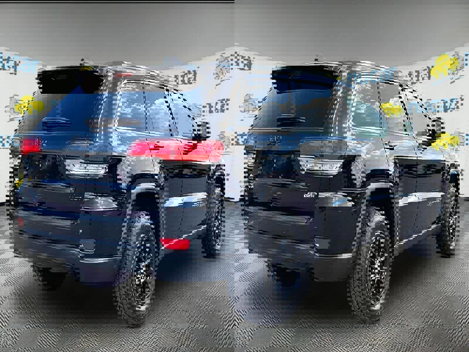 Used 2020 Jeep Grand Cherokee Laredo image 6