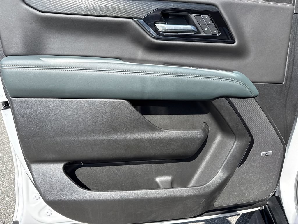 Used 2025 GMC Yukon AT4 AWD/4WD image 10