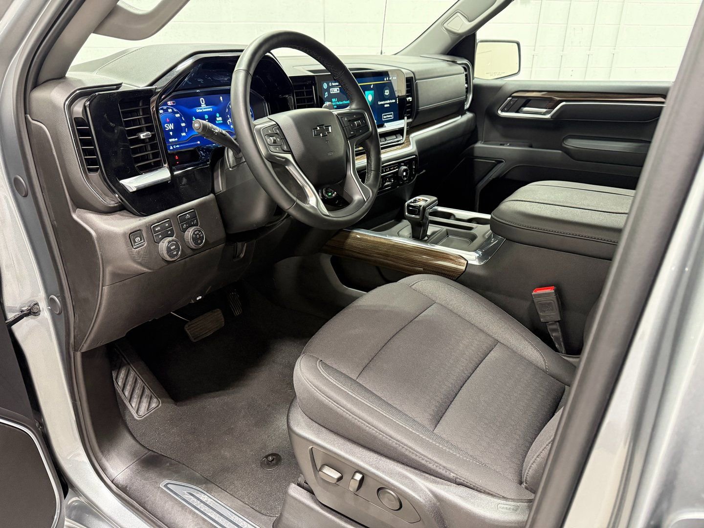 Used 2025 Chevrolet Silverado 1500 RST w/ Convenience Package II AWD/4WD image 11