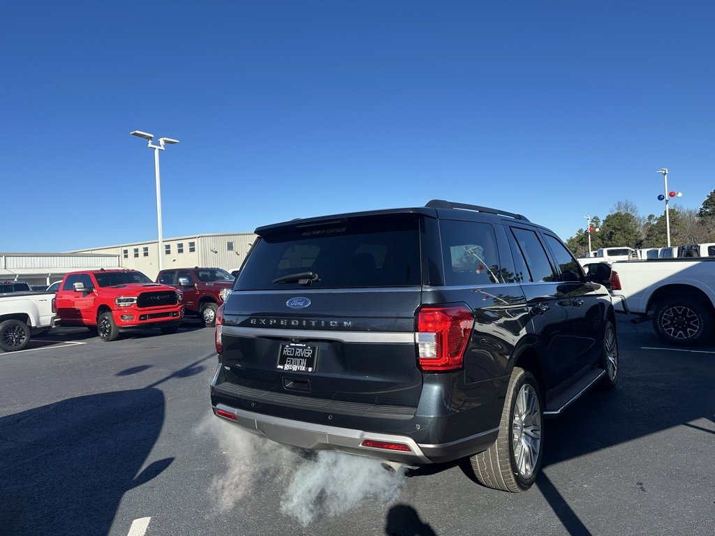 Used 2023 Ford Expedition XLT image 3