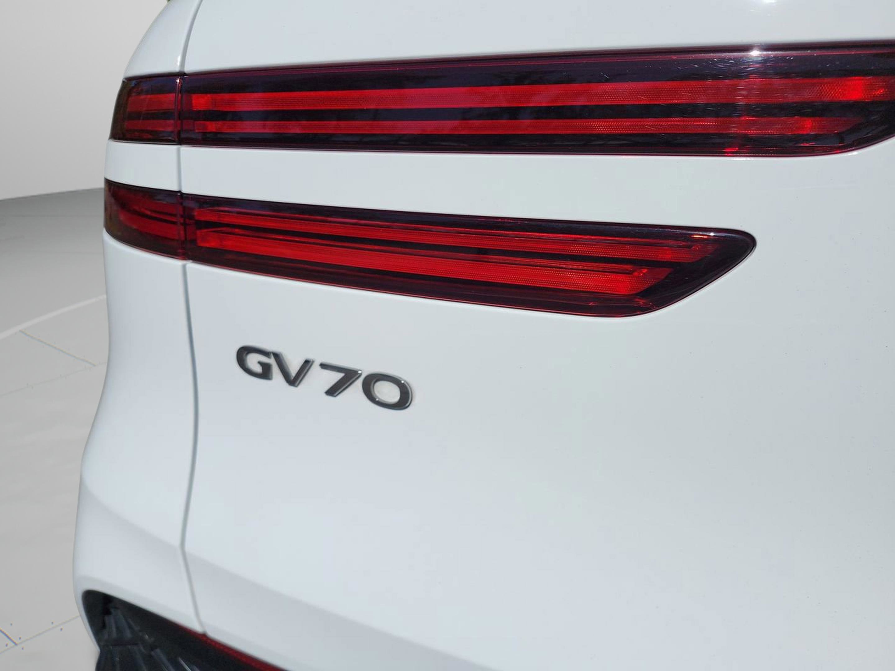 Used 2023 Genesis GV70 3.5T Sport w/ Sport Prestige Package AWD/4WD image 32