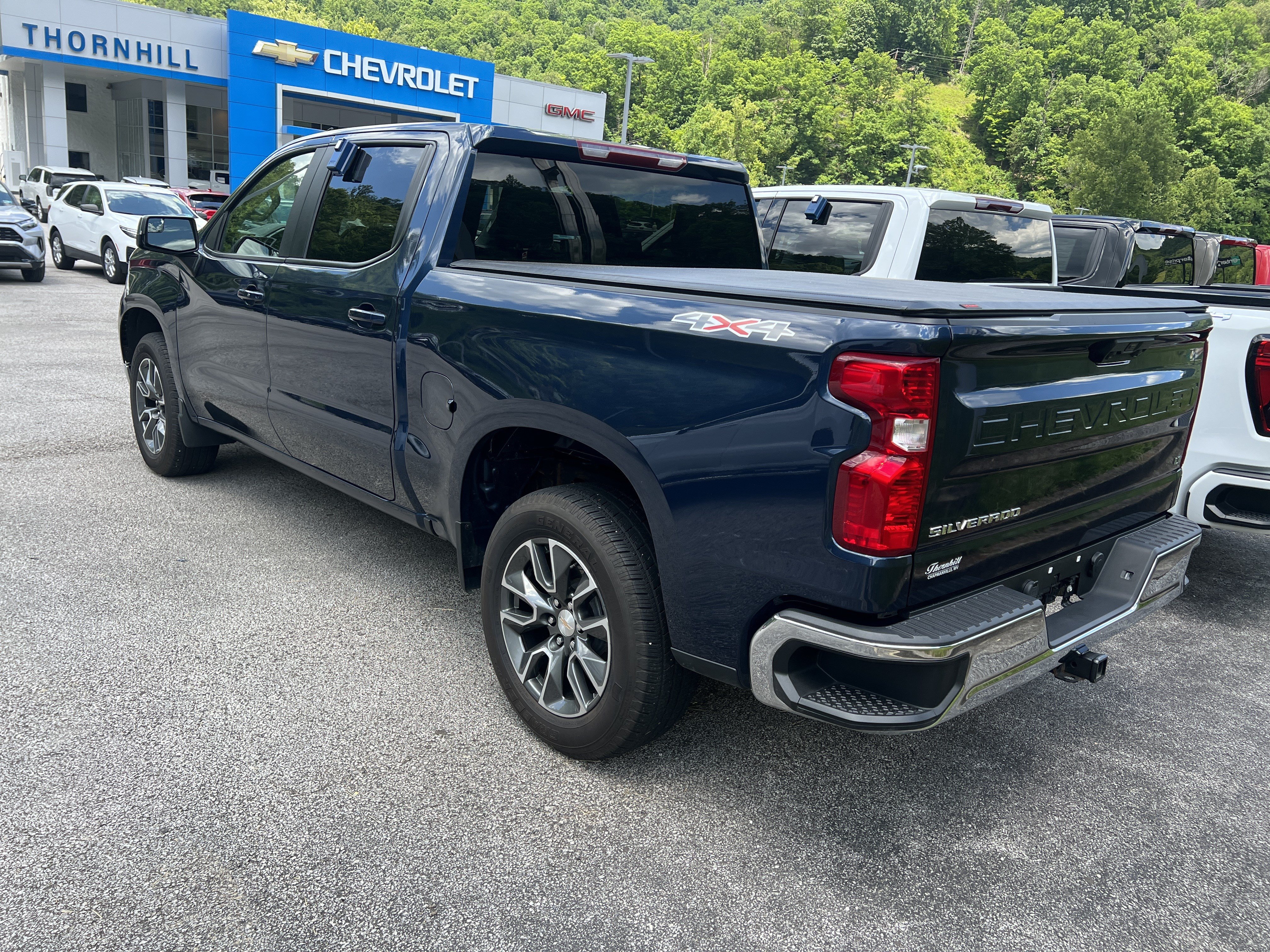 Used 2023 Chevrolet Silverado 1500 LT AWD/4WD image 5