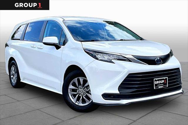 Certified 2023 Toyota Sienna LE FWD image 3