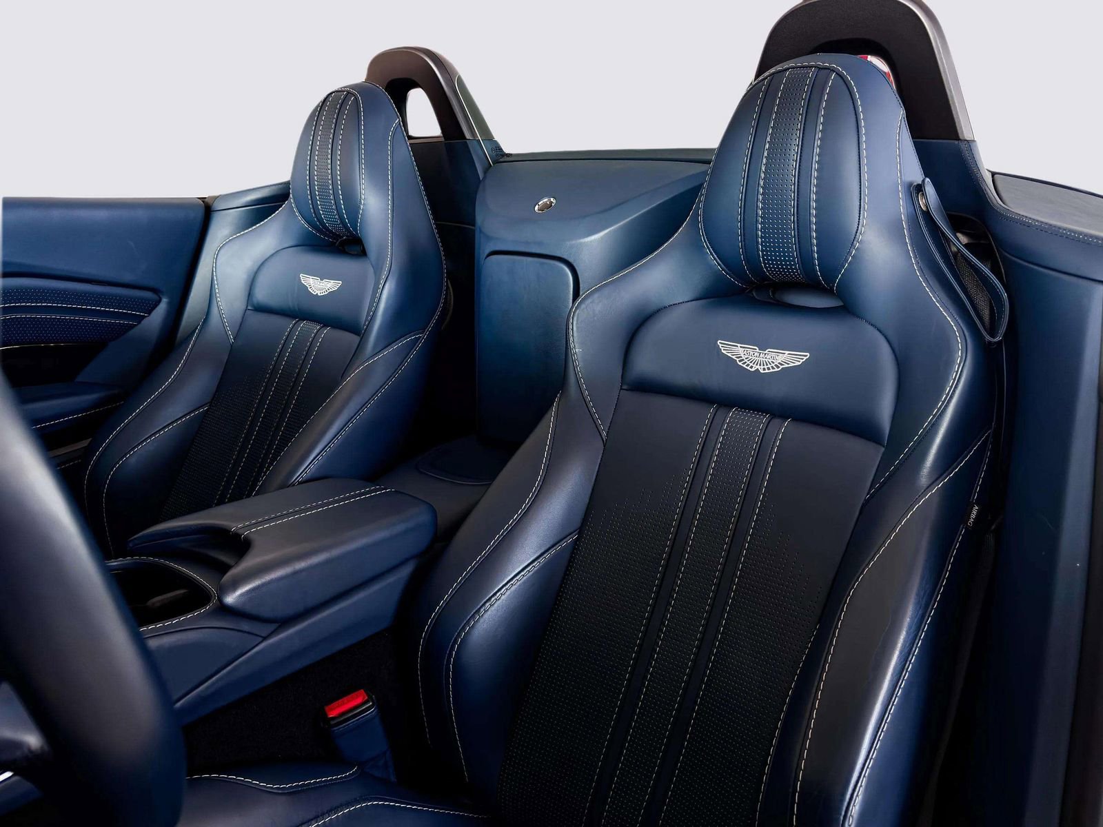 Used 2023 Aston Martin V8 Vantage Roadster image 22