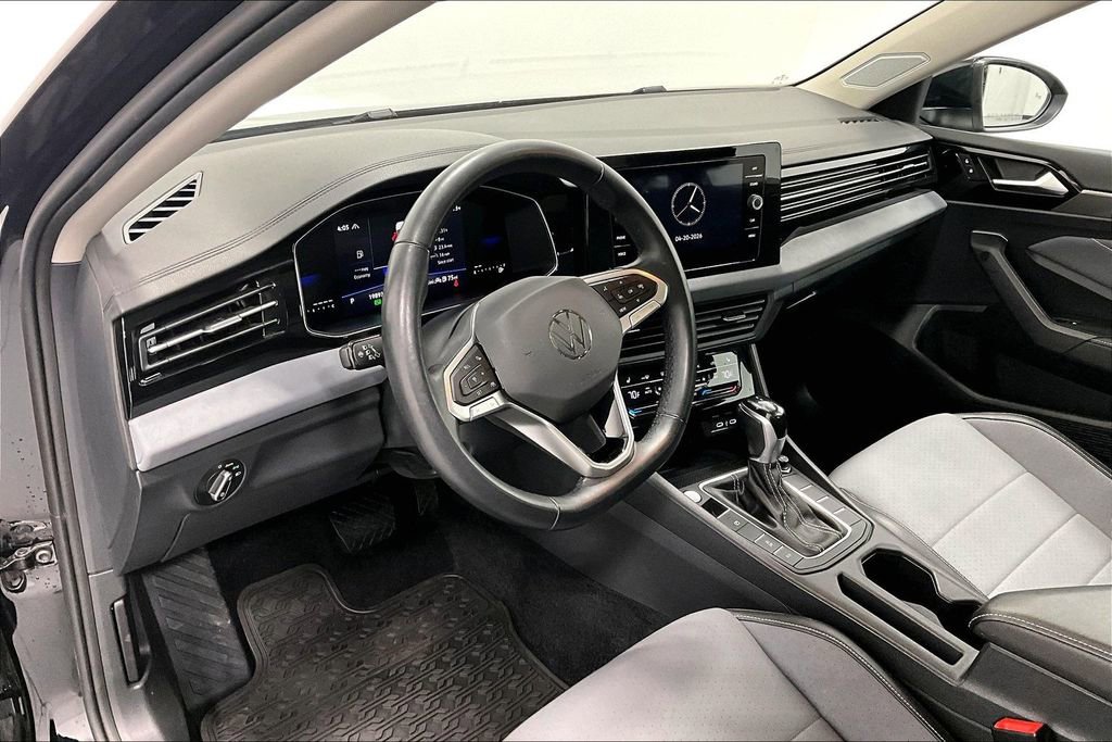 Used 2025 Volkswagen Jetta SE image 16