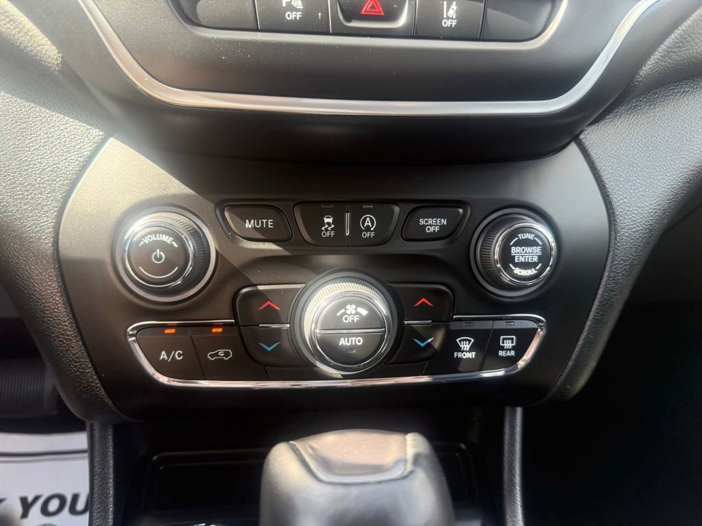 Used 2022 Jeep Cherokee Latitude Lux w/ Mopar Interior Package AWD/4WD image 19