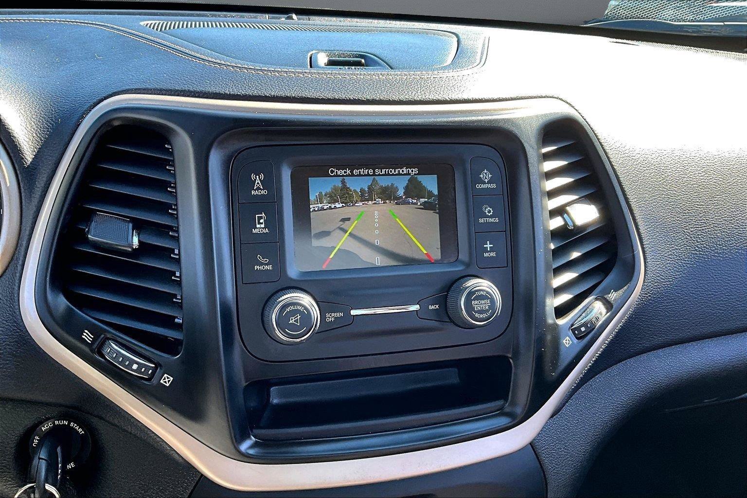 Used 2018 Jeep Cherokee Latitude w/ Altitude Package AWD/4WD image 15
