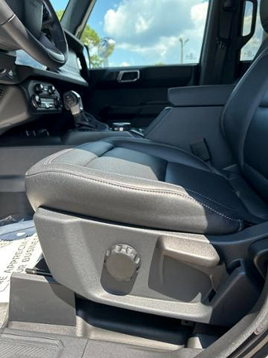 New 2025 Ford Bronco Badlands image 13