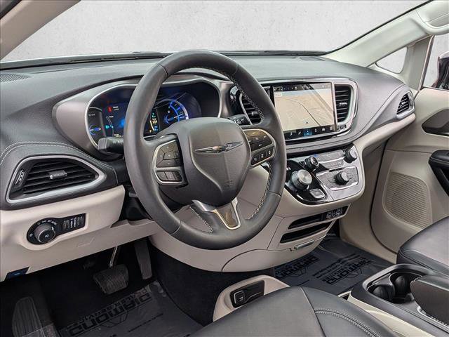 Used 2024 Chrysler Pacifica Select image 10