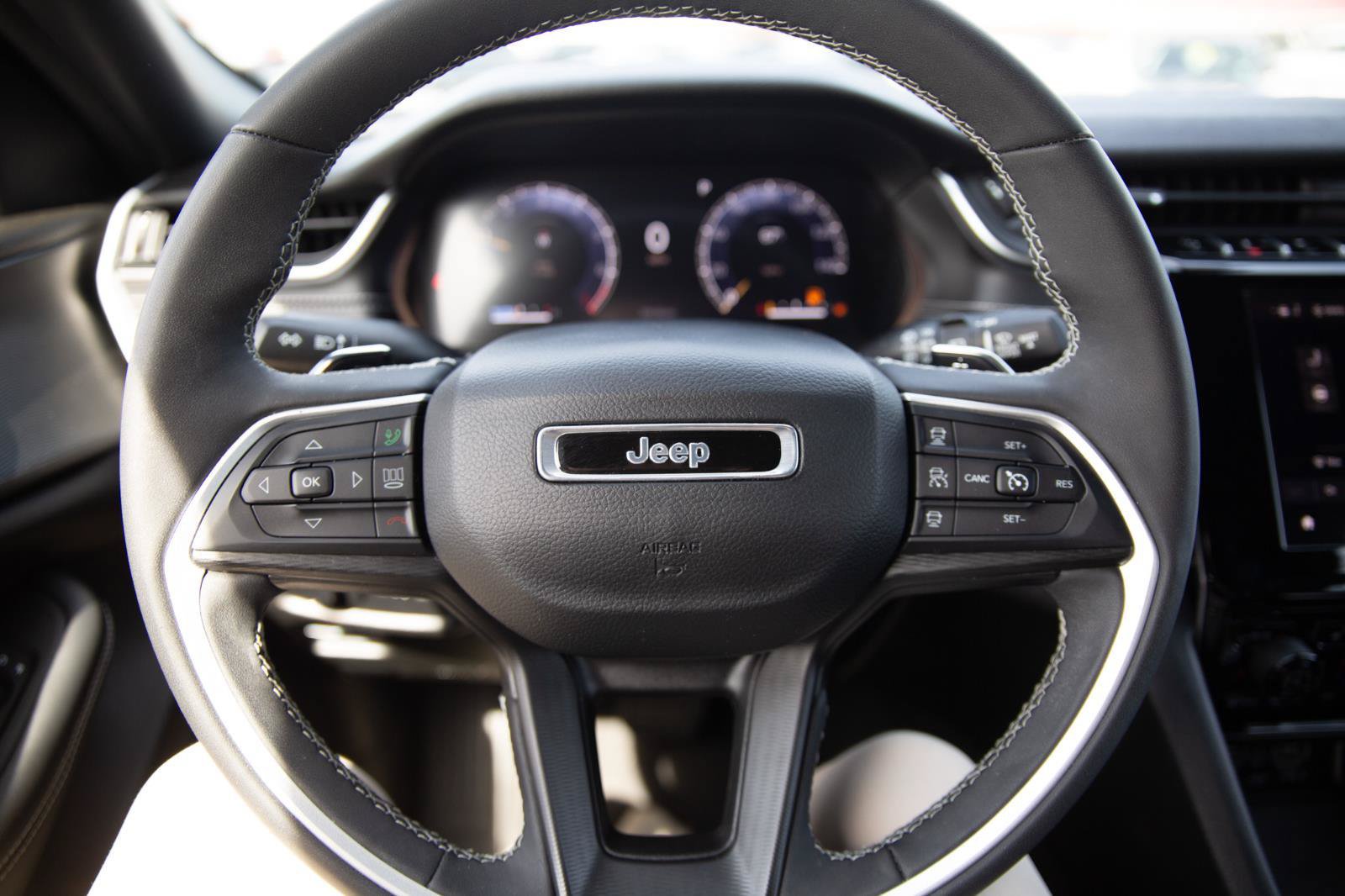 Used 2023 Jeep Grand Cherokee Altitude AWD/4WD image 11