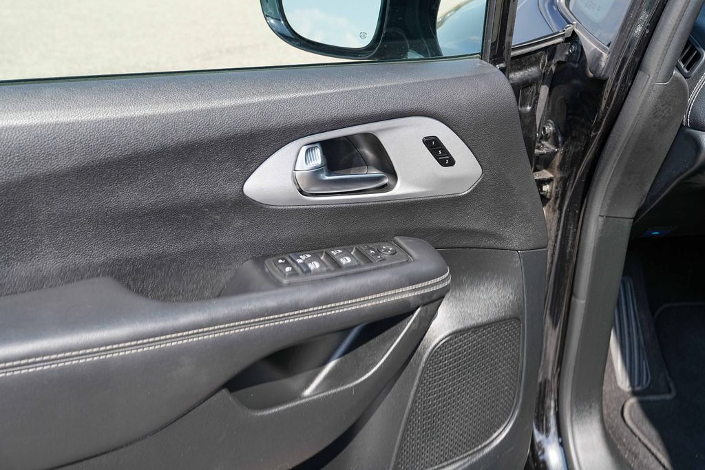 Used 2025 Chrysler Pacifica Limited FWD image 26