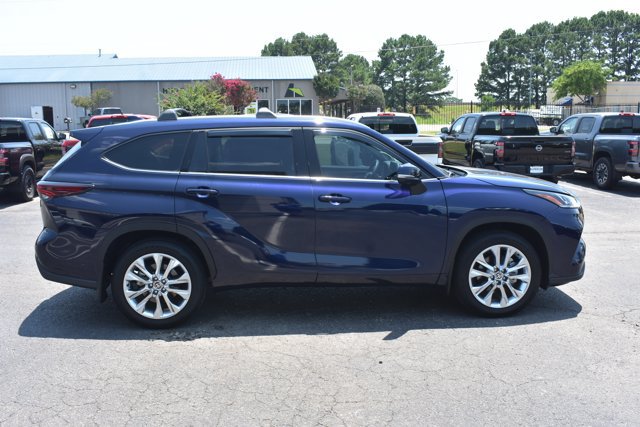 Used 2025 Toyota Highlander Limited FWD image 4