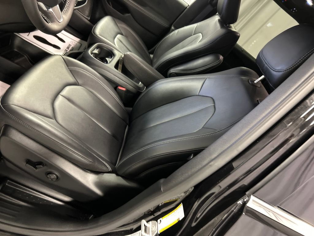 Used 2025 Chrysler Pacifica Select image 12