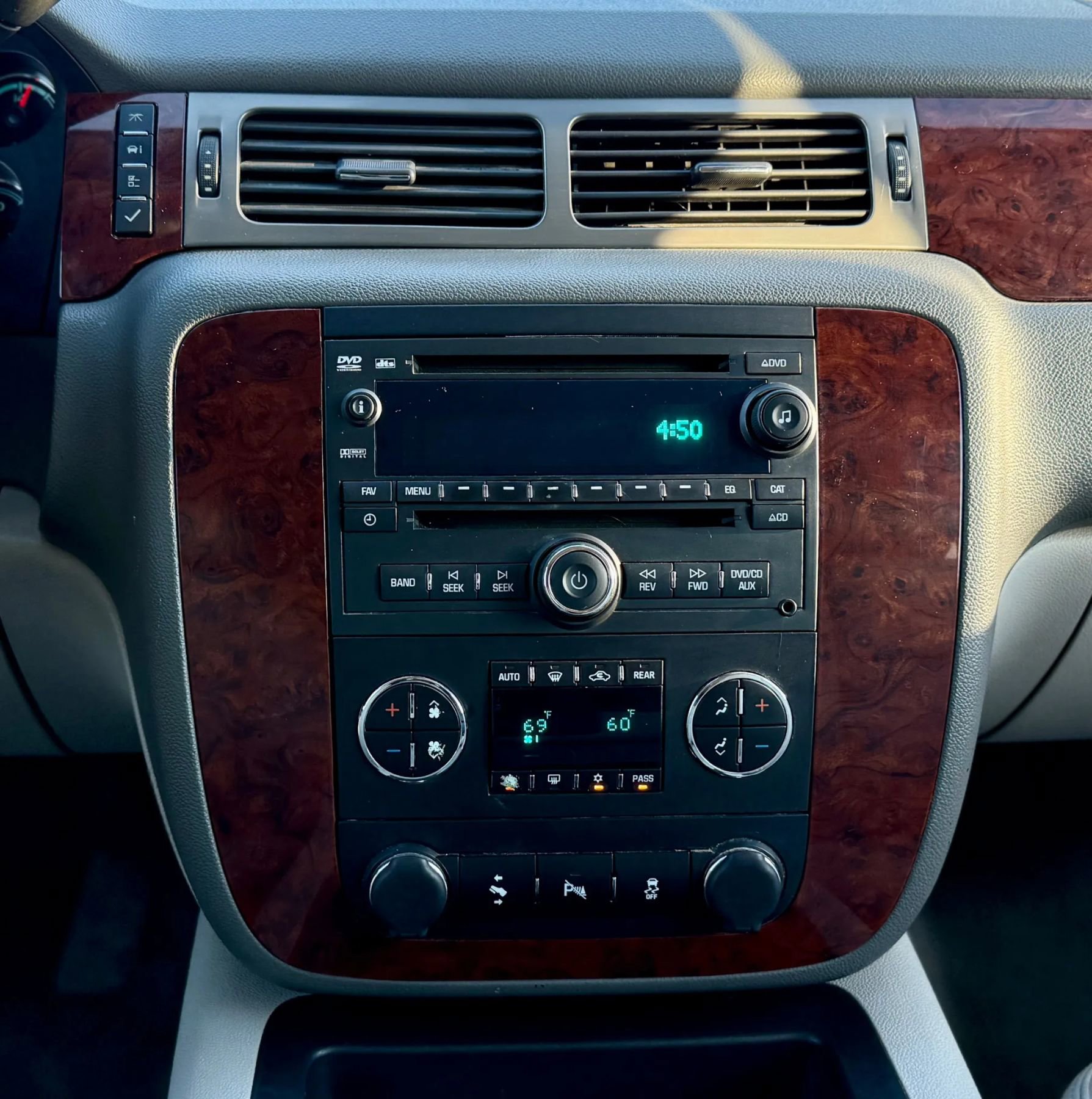 Used 2014 Chevrolet Suburban LT w/ Luxury Package image 17