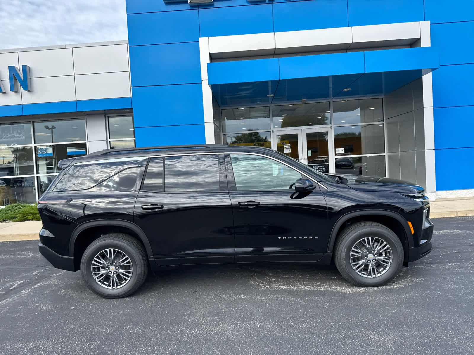 New 2026 Chevrolet Traverse LT image 3