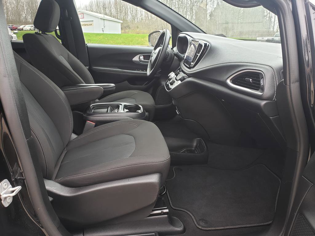 Used 2022 Chrysler Pacifica Touring image 16