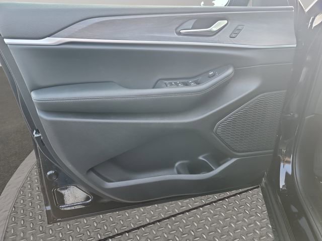 New 2025 Jeep Grand Cherokee L Limited w/ Luxury Tech Group II image 32