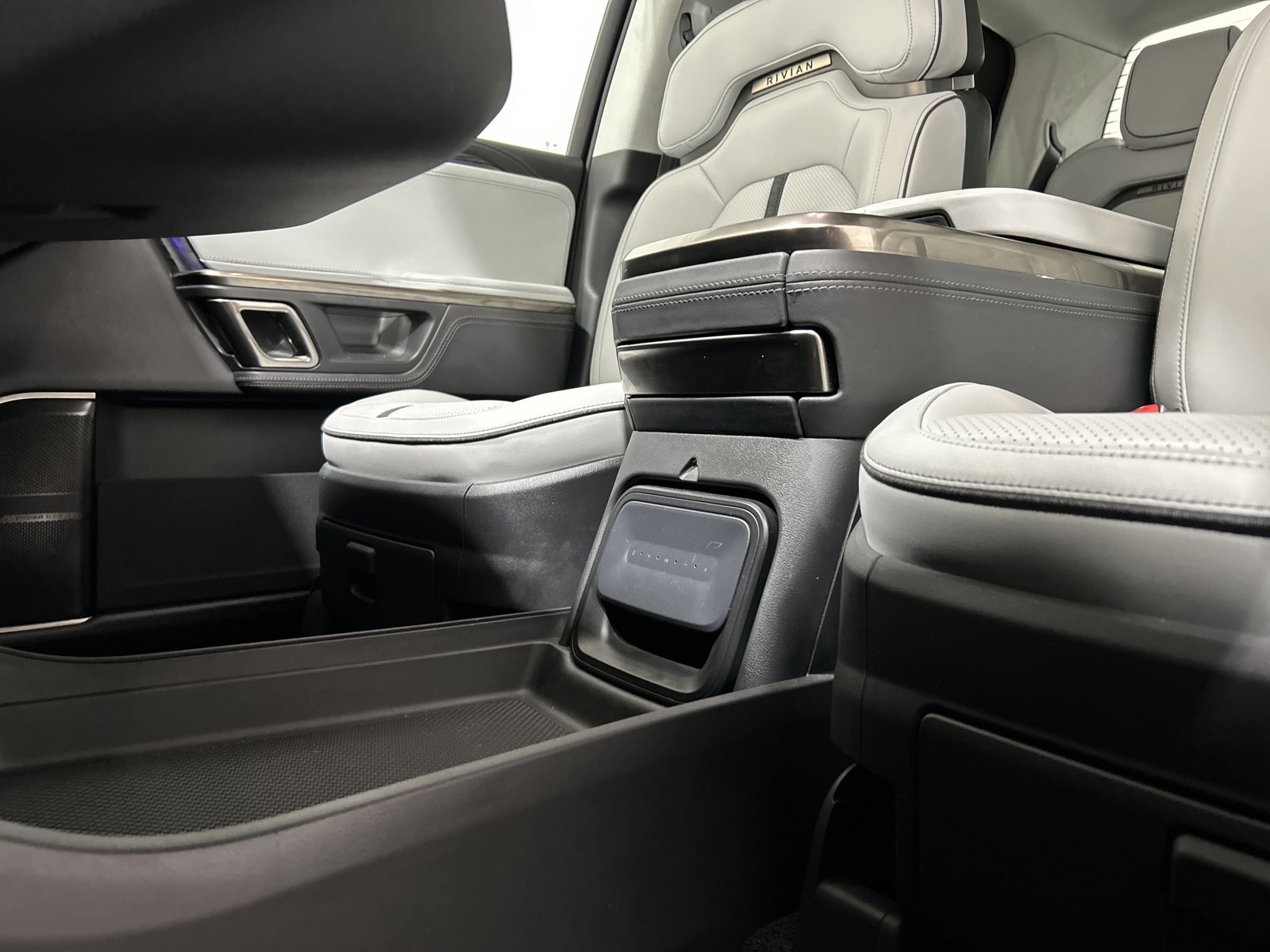 Used 2022 Rivian R1T Adventure image 31