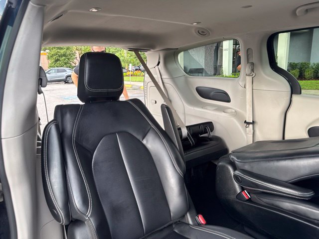 Used 2023 Chrysler Pacifica Touring-L FWD image 15