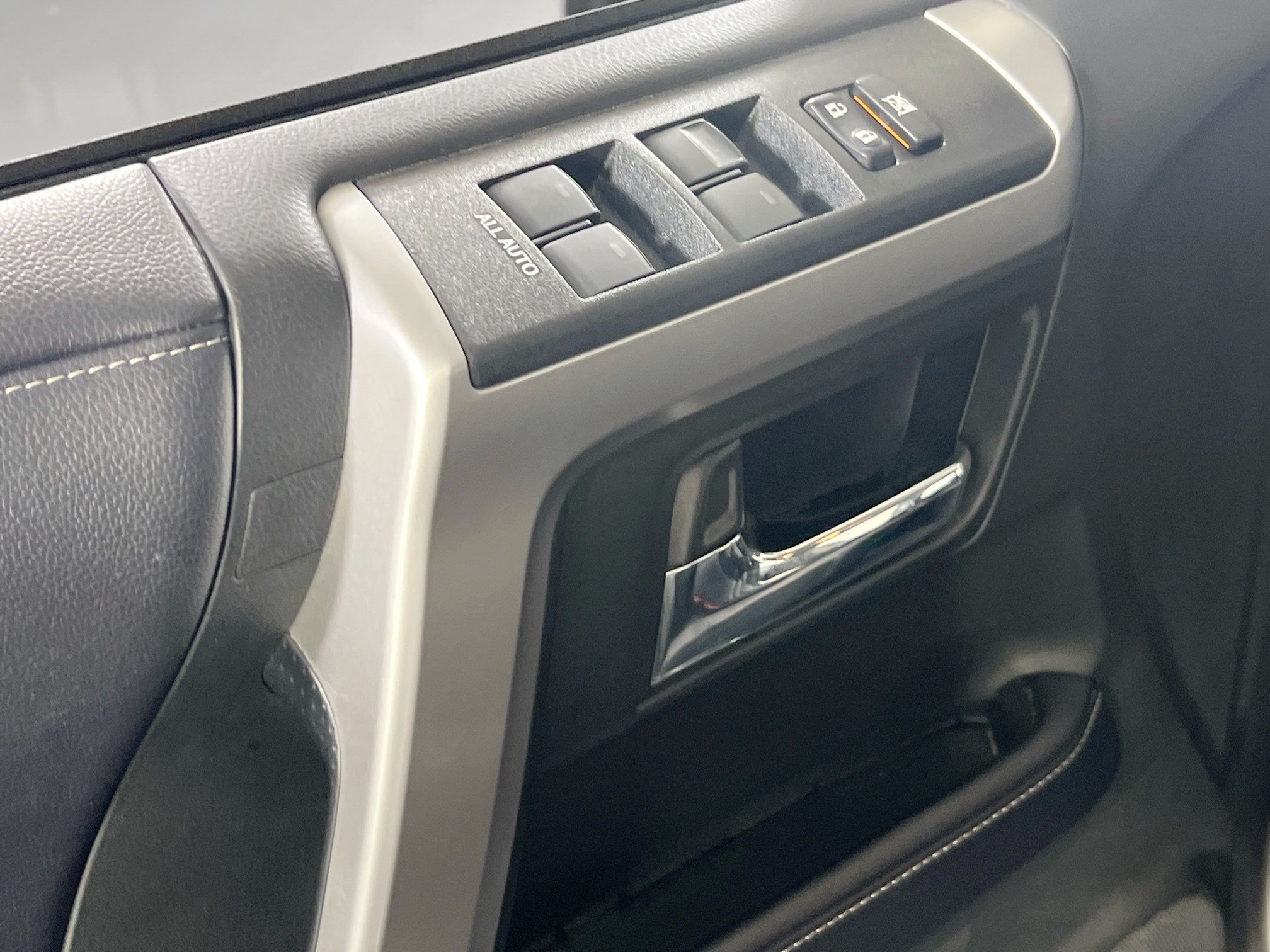 Used 2020 Toyota 4Runner SR5 AWD/4WD image 18