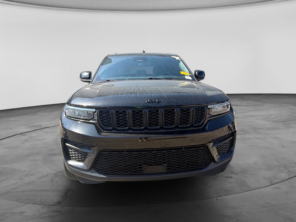 Used 2024 Jeep Grand Cherokee Altitude AWD/4WD image 4