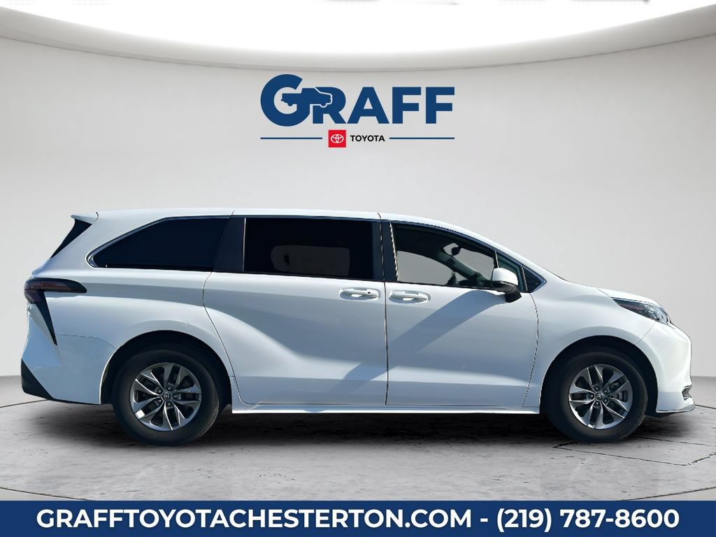 Used 2025 Toyota Sienna LE FWD image 5