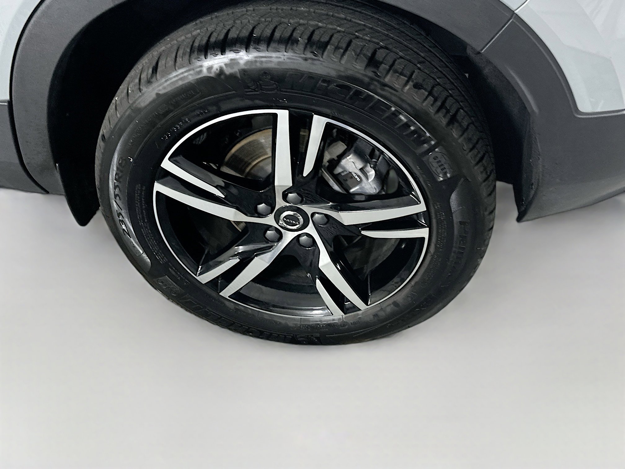 Used 2025 Volvo XC40 B5 Core image 11