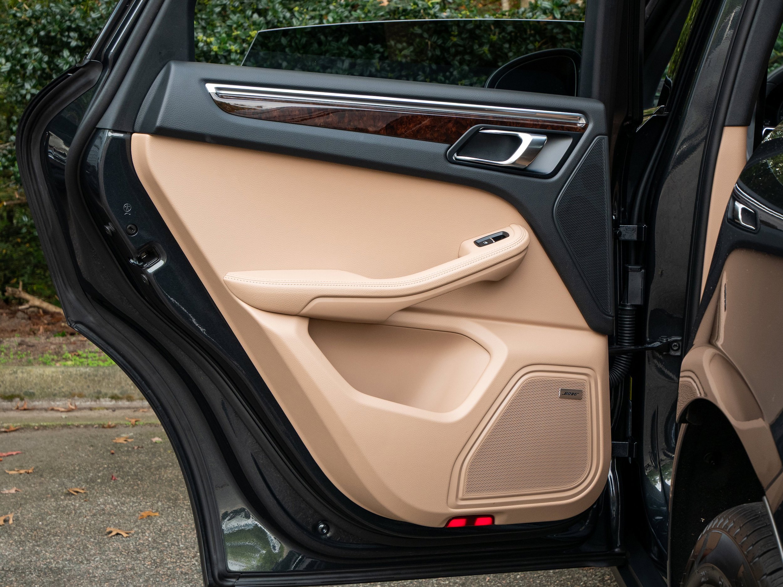 Certified 2025 Porsche Macan AWD/4WD image 32
