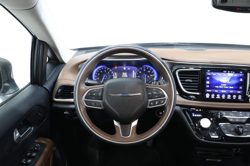Used 2017 Chrysler Pacifica Limited w/ UConnect Theater Package FWD image 13