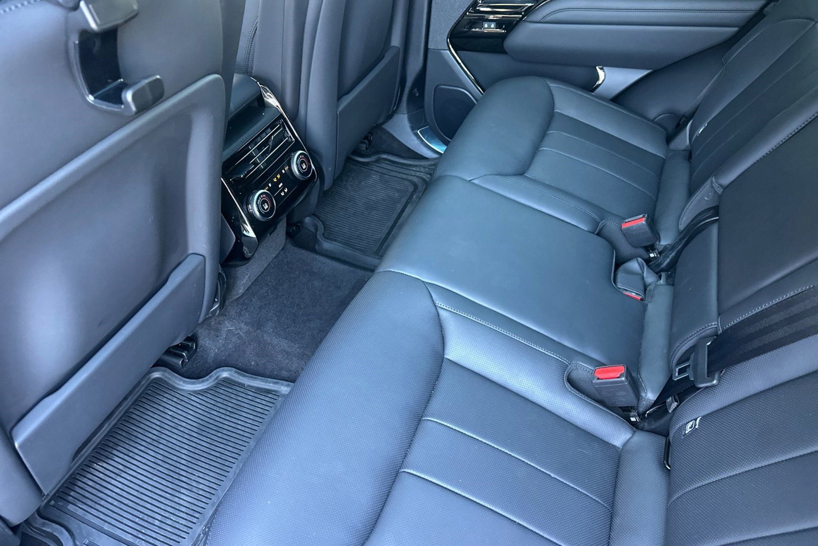 Used 2025 Land Rover Range Rover Sport SE image 26