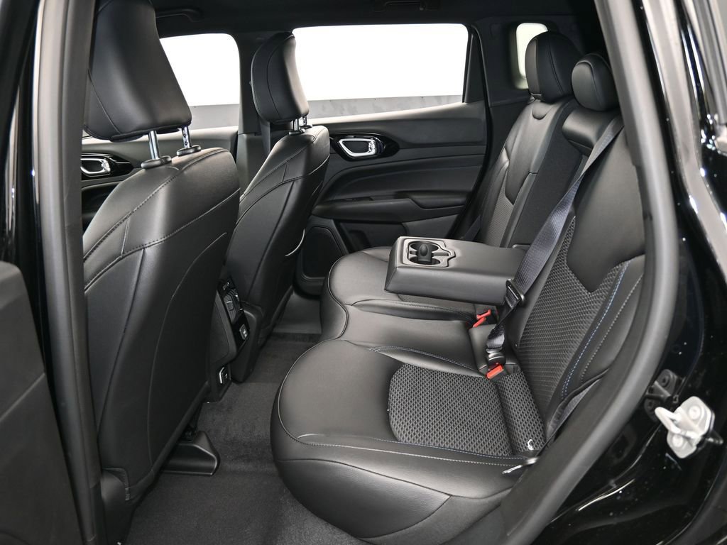 Used 2026 Jeep Compass Latitude AWD/4WD image 27