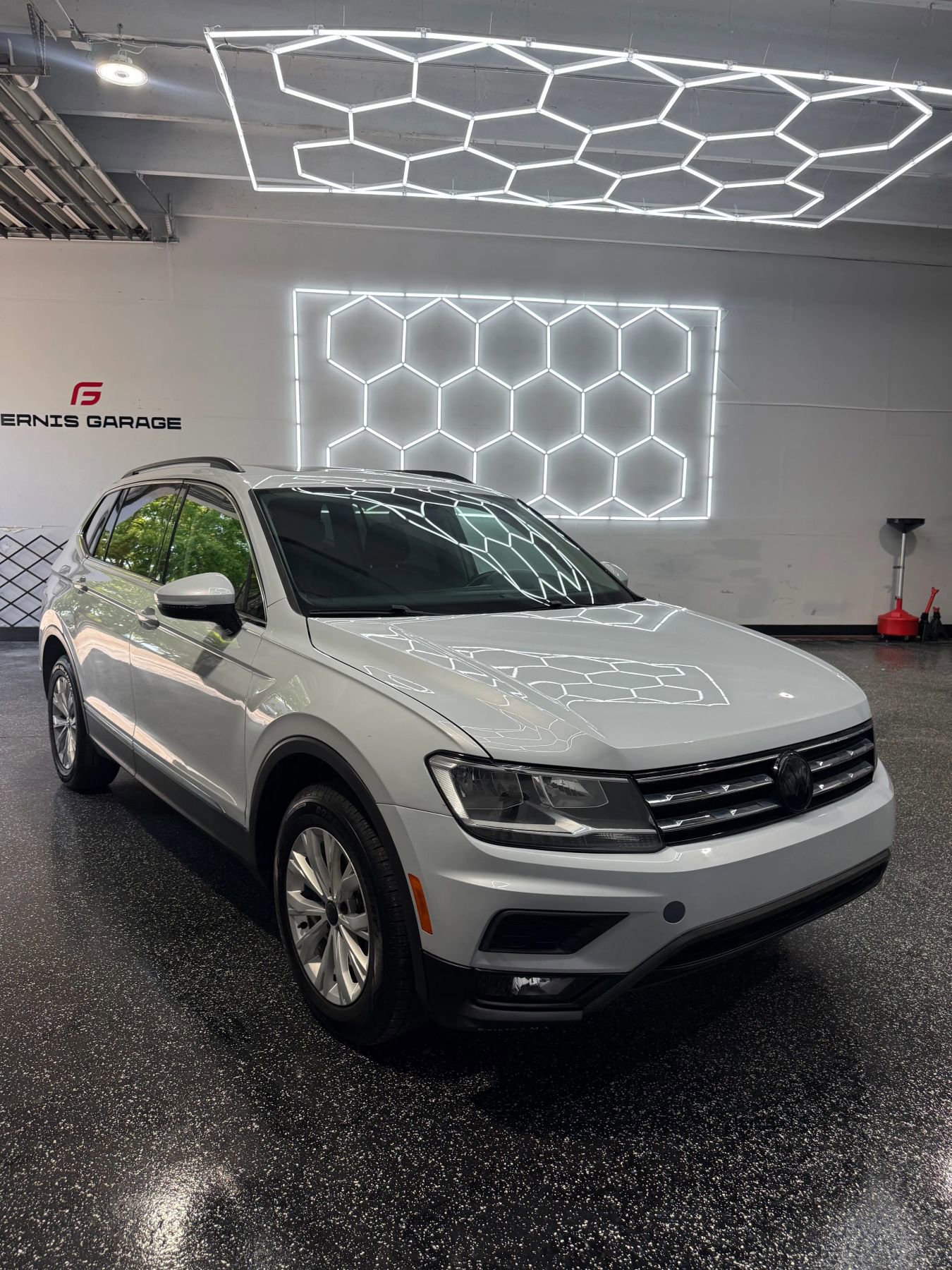 Used 2018 Volkswagen Tiguan SE w/ Panoramic Sunroof Package FWD image 11