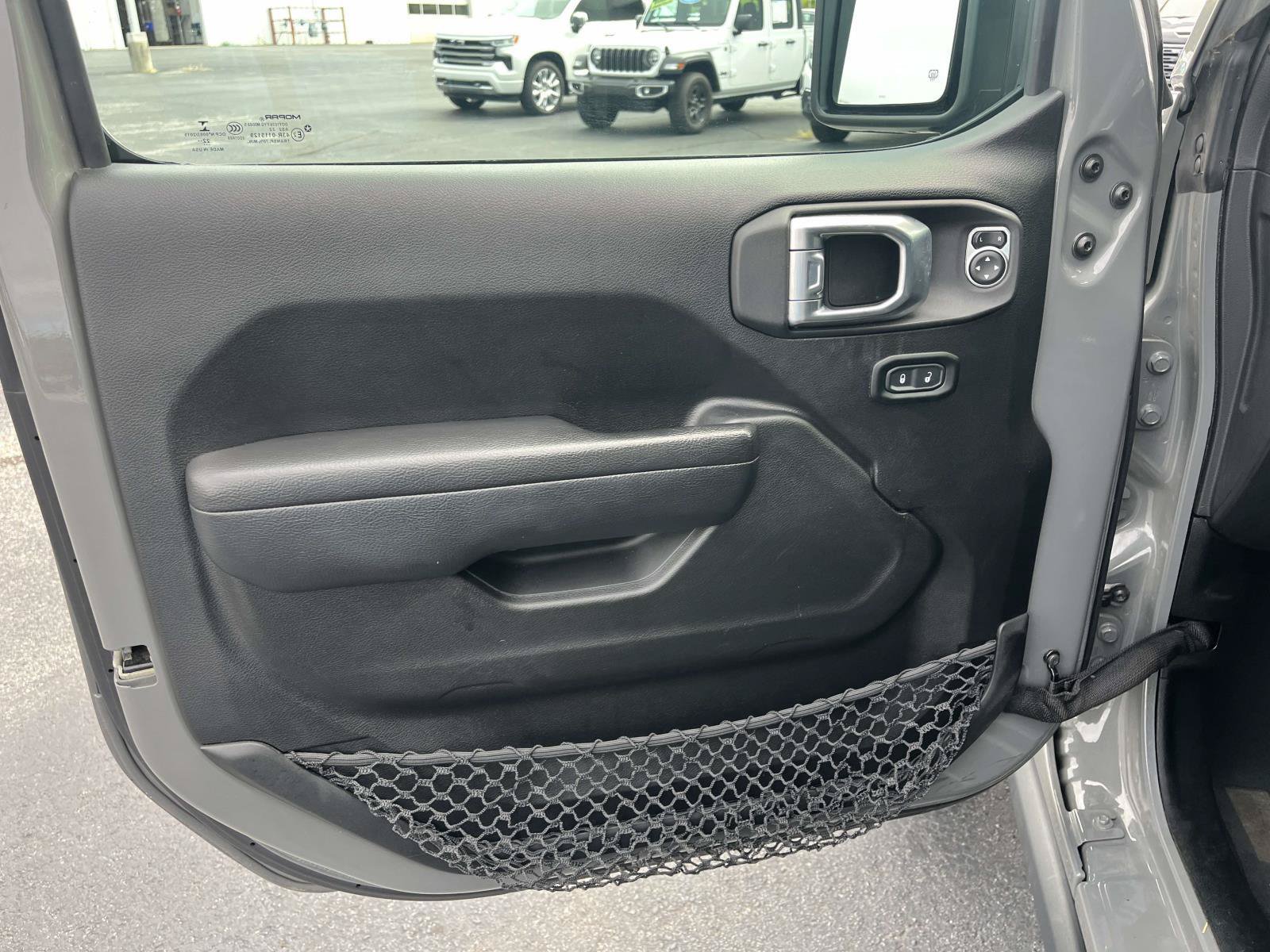 Used 2023 Jeep Wrangler Unlimited Rubicon 4xe w/ Cold Weather Group AWD/4WD image 15