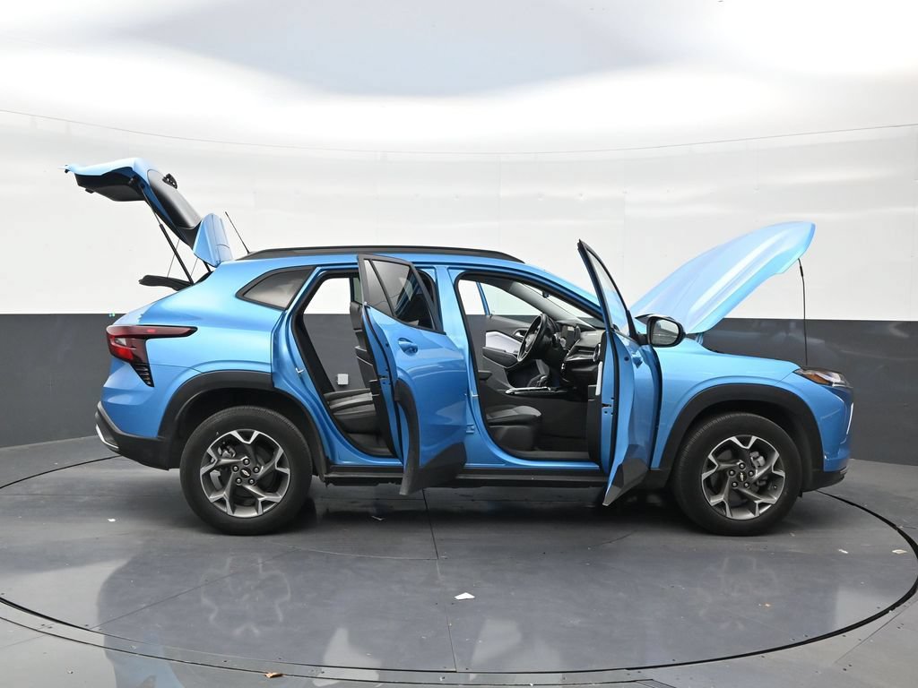 Used 2025 Chevrolet Trax LT FWD image 28