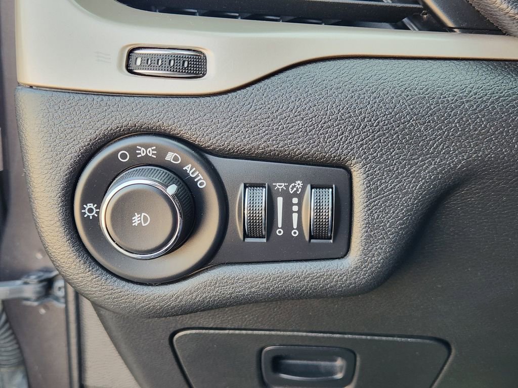 Used 2016 Jeep Cherokee Limited FWD image 21