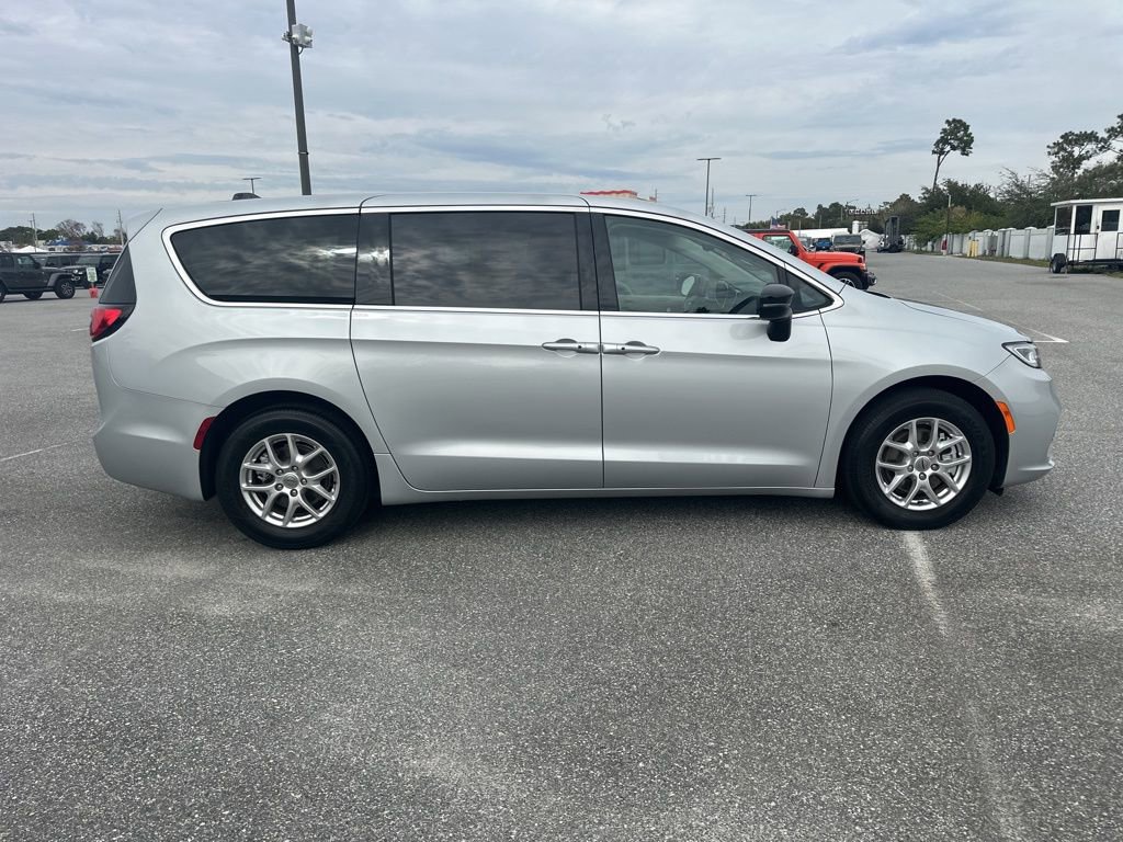 Used 2024 Chrysler Pacifica Touring-L image 5