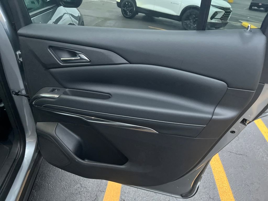 Used 2025 Chevrolet Traverse LT image 23