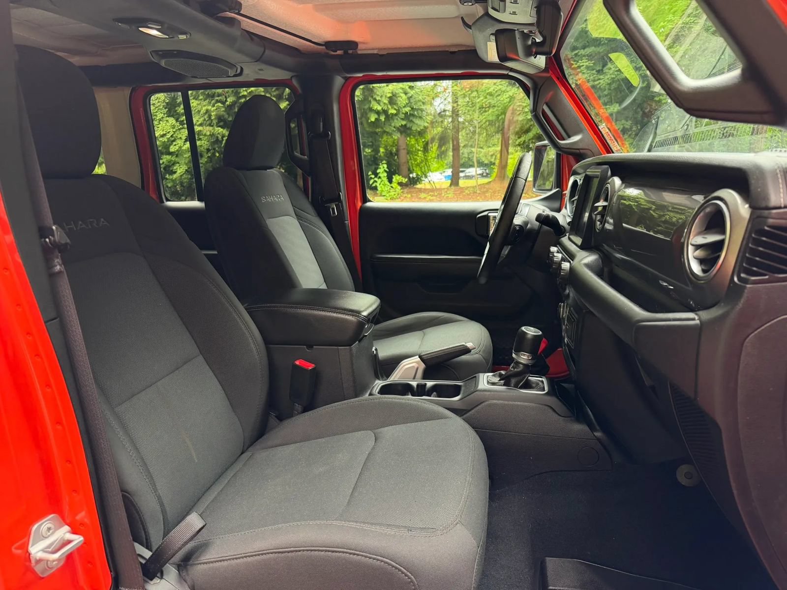 Used 2018 Jeep Wrangler Unlimited Sahara AWD/4WD image 14