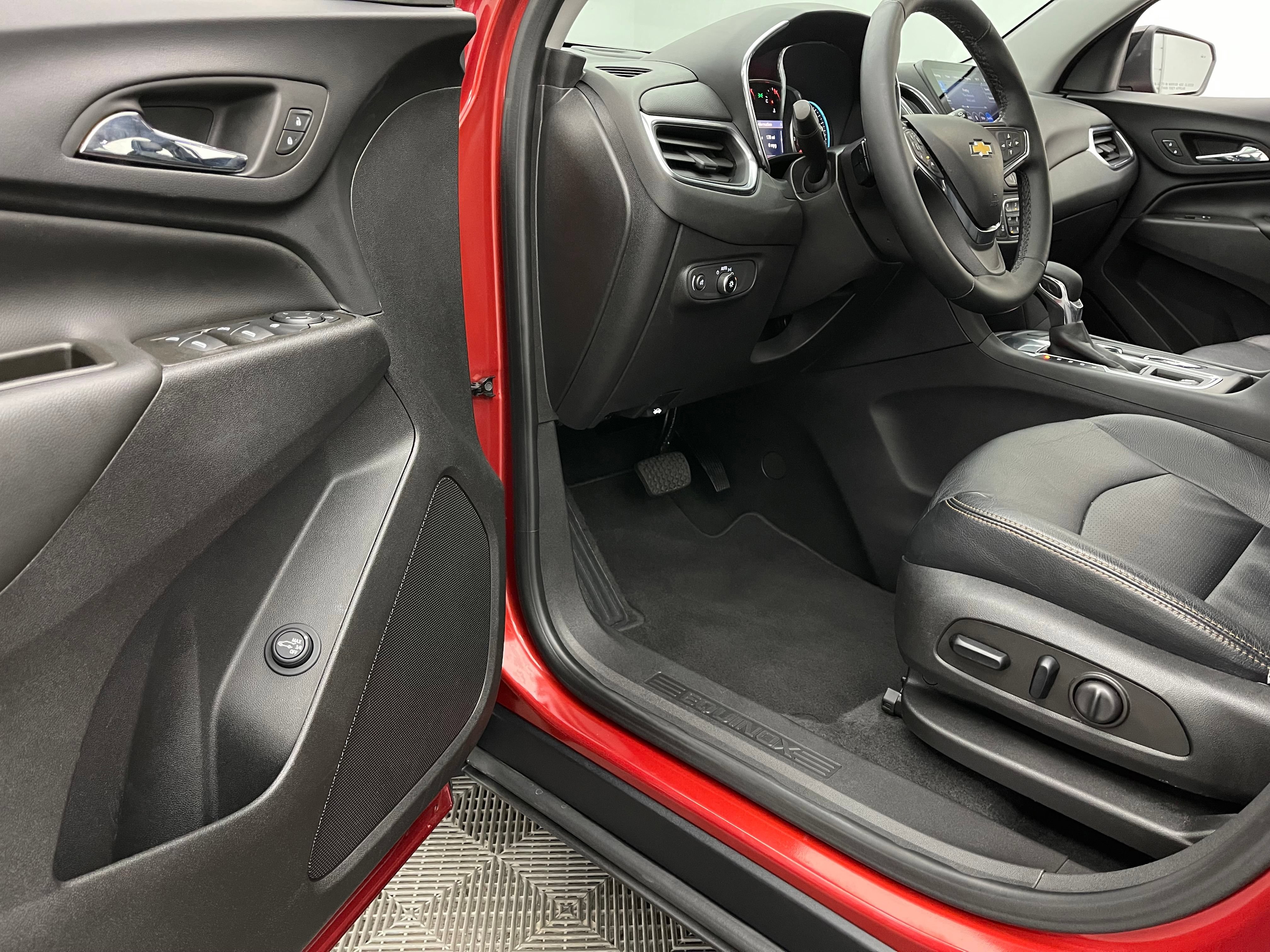 Used 2023 Chevrolet Equinox LT FWD image 15