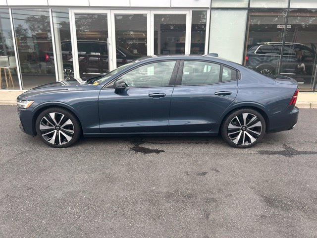Used 2022 Volvo S60 B5 Momentum w/ Climate Package FWD image 2